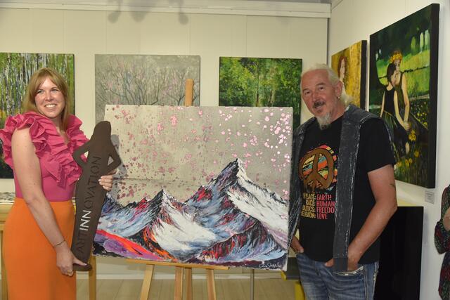 Malerin Carina Scherbel Preisträgerin mit Trophäe und Gratulant Bernhard Witsch Schöpfer der Trophäe | Foto: Galerie Artinnovation