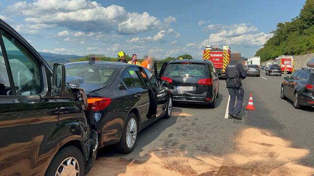 Die Feuerwehr sichert die Unfallstelle auf der A1 bei Pöchlarn, um die Bergung der Fahrzeuge durchzuführen.
| Foto: Doku NÖ