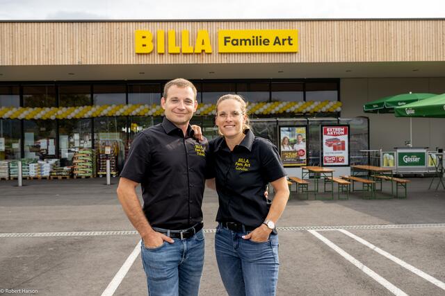 Sandra Art mit ihrem Mann Patrick vor der neuen Filiale in Forchtenstein. | Foto: Rewe Group / Robert Harson