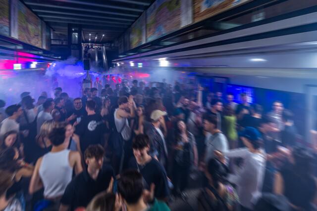 In der Nacht auf Freitag mutierte die U3-Station Volkstheater zur Rave-Partylocation | Foto: Wiener Linien/Maximilian Döringer