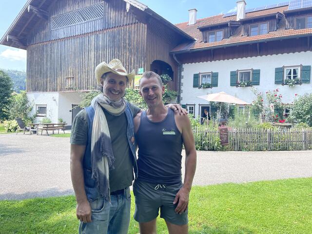 Michael Ostrowski zu Gast bei Alois Gaderer am Ferienhof Ederbauer in Tiefgraben.