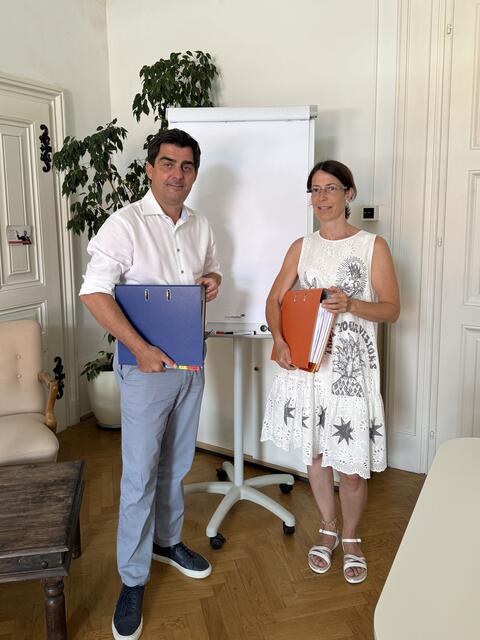 Bürgermeister Christian Gepp und Stadträtin Petra Gerstenecker präsentieren den Bildungsbericht. | Foto: Stadtgemeinde Korneuburg