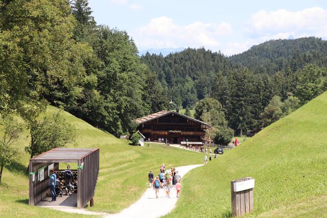 Rund 600 Besucherinnen und Besucher verbrachten am Donnerstag einen gemütlichen Nachmittag im Freilichtmuseum.  | Foto: Nimpf