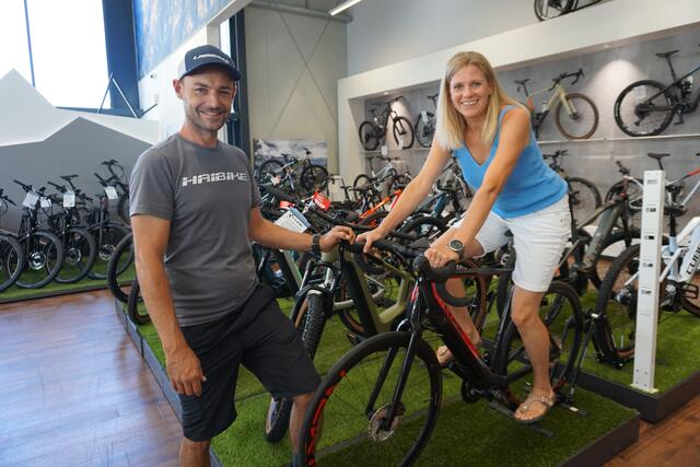 Das Rad wurde gleich im Store ausprobiert. | Foto: Lisa Kropiunig