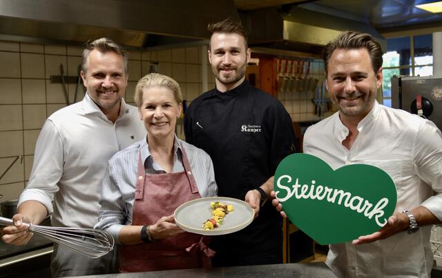 Michael Feiertag (Geschäftsführer Steirische Tourismus &amp; Standortmarketing GmbH), Starköchin Cornelia Poletto, Moderator Denis Wilms und Küchenchef Albert Bacher  | Foto: STG/Elisabeth Perl