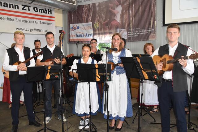 Das Tamburizzaorchester und Chor Schandorf spielte auch beim Jubiläum "Schandorf 100 Jahre bei Österreich". | Foto: Michael Strini