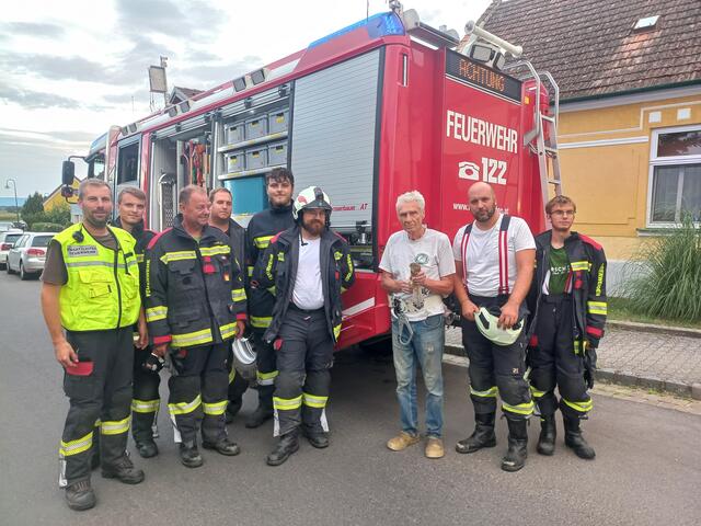 Die Männer der Feuerwehr Oberweiden und Hans Frey waren zur Stelle und retteten den Falken. | Foto: vier-pfoten