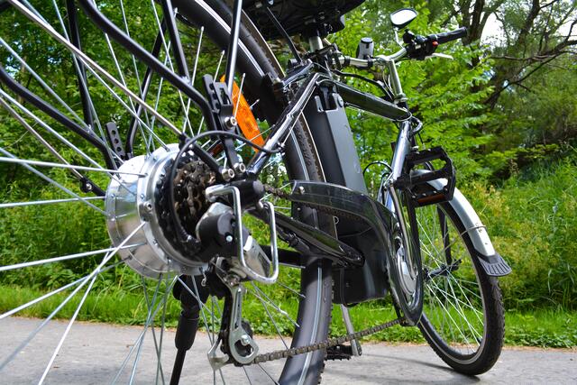 Ein 61-jähriger Radfahrer ist am Donnerstagabend in Tannheim bei einem E-Bike-Unfall schwer verletzt worden. Der Mann hatte keinen Helm getragen. | Foto: goldenshrimp/panthermedia.net (Symbolbild)