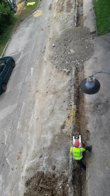 Keine Ankündigung oder Absperrung. Anrainer sind verärgert über das Aufgraben vor der Haustür. | Foto: privat
