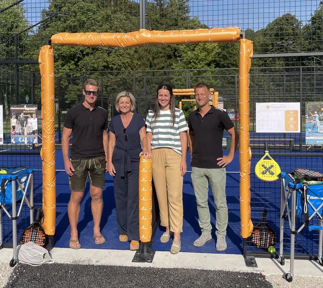 Hannes Königsmair, Ines Schiller, Marija Gavric und Martin Engert bei der Eröffnung der Padel Tennis-Plätze im Ischler Ortsteil Kaltenbach.