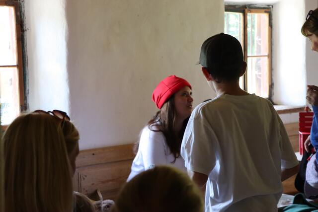 Kinderbuchautorin Christina Anna las den Kindern aus ihren Büchern vor.  | Foto: Nimpf