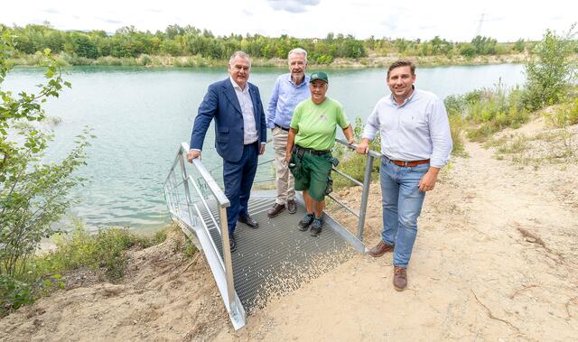 Achtersee Stiege 2c: Stadtrat LAbg. Franz Dinhobl, Bürgermeister Klaus Schneeberger, Silvia Jäche (Grünraum Stadt Wiener Neustadt) und Grünraum Stadt Wiener Neustadt-Leiter Florian Fux. | Foto: Stadt Wiener Neustadt/Weller