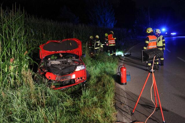 Der Wagen schoss in ein Maisfeld und mähte dort einen Telefonmasten um. | Foto: laumat.at