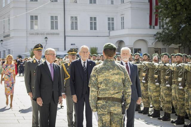 Im Bild v.l.: Landeshauptmann Wilfried Haslauer, Bundespräsident Alexander Van der Bellen mit Präsident Petr Pavel (Tschechien) | Foto: Land Salzburg/Neumayr/Leopold