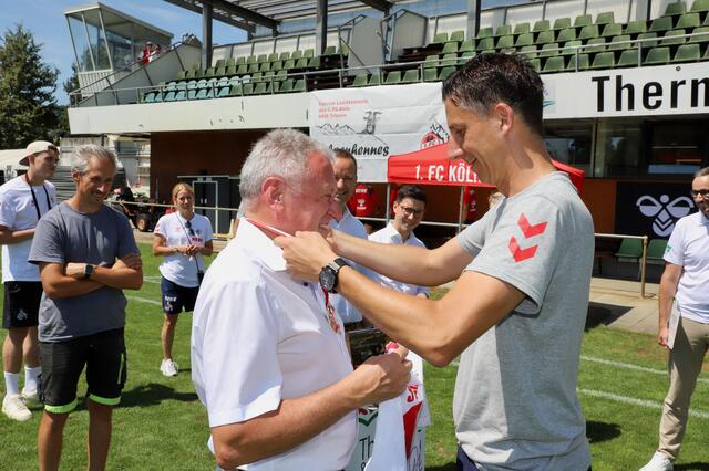 Sportdirektor Christian Keller überreichte Bgm. Johann Fiedler ein Dress und einen origional Kölner Karnevalsorden. | Foto: Alfred Mayer