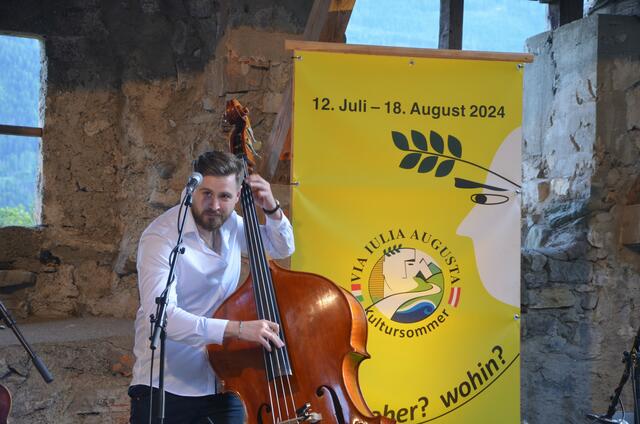 Florian Gunacker, Kontrabass und Gesang