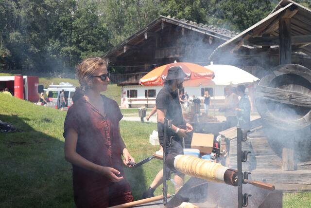 Wie so eine Prügeltorte entsteht, konnte man beim Live-Backen erfahren.  | Foto: Nimpf