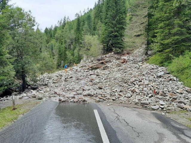 Die Nockalmstraße nach dem Erdrutsch im Bereich Nockalmhof. In den nächsten Tagen soll die Sperre wieder aufgehoben werden. | Foto: Nockalmstraße