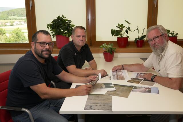 Wolfgang Million (Bauamt), Bgm. Christian Samwald und Baustadtrat Gerhard Windbichler mit Fotodokumentationen der Anrainer-Beschwerden. | Foto: Santrucek