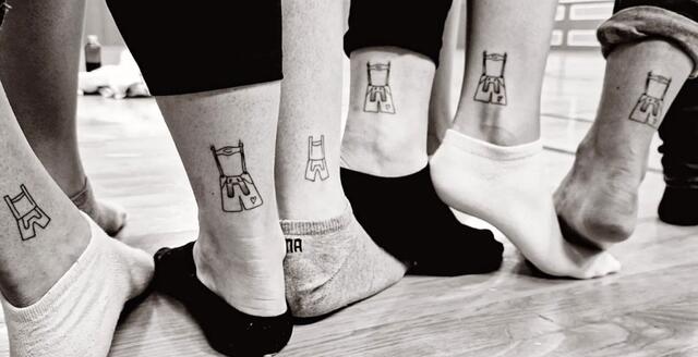 Anlässlich des zehnjährigen Jubiläums verewigten die Grünbacher Schuhplattler ihre Freundschaft in Form eines Tattoos. | Foto: Grünbacher Schuhplattler