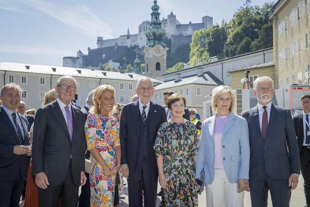 Eröffnung der Salzburger Festspiele 2024 Festspiele2024 in Salzburg am 26. Juli 2024 mit Empfang mit militärischen Ehren am Salzburger Residenzplatz und der feierlichen Eröffnung im Großen Festspielhaus. Im Bild v.l.: Landeshauptmann Wilfried Haslauer mit Gattin Christina Haslauer, Bundespräsident Alexander Van der Bellen mit Gattin Doris Schmidauer und Präsident Petr Pavel (Tschechien) mit Gattin Eva Pavlová | Foto: Land Salzburg/Neumayr/Leopold