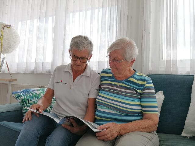 Gemeinsames Spazieren gehen, Vorlesen oder einfach nur Plaudern ist nicht nur für die Betroffenen eine enorme Bereicherung, sondern eine erfüllende Freizeitgestaltung. | Foto: RK Grieskirchen