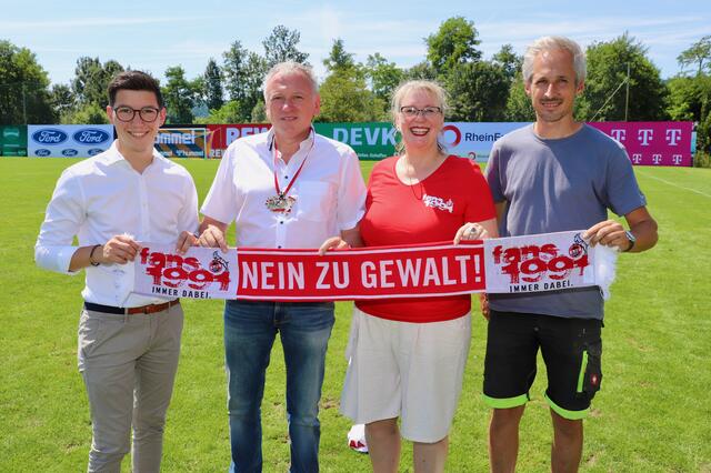Nein zu Gewalt. VBgm. Herbert Ferstl, Bgm. Johann Fiedler, Fanprojektleiterin Heike Bellinghausen und TUS Bad Waltersdorf-Obmann Thomas Sammer (v.l.). | Foto: Alfred Mayer