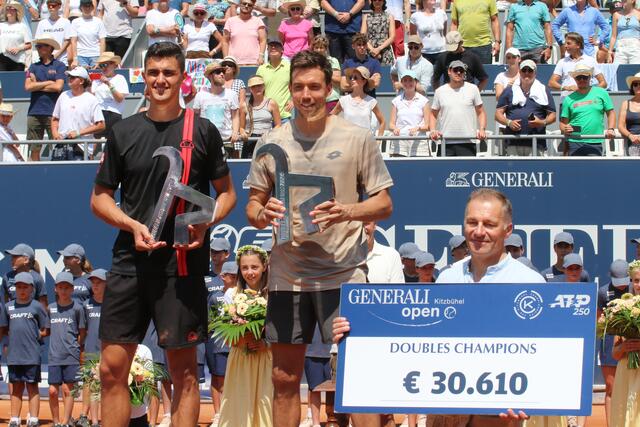 Gemeinsam 30.610 Euro., cirka ein günstiger Kleinwagen für jeden der beiden , aber nur ein Drittel des Preisgeldes des Einzelsiegers