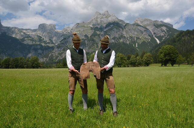 Sepp und Hans Astner präsentieren die Innergebirgslederhose von Meindl vor der Kulisse des Tennengebirges in Werfenweng.  | Foto: Maria Astner-Meißnitzer
