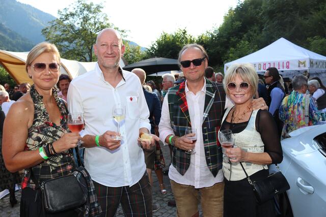 Karin, Bernhard, Christian und Barbara freuten sich auf einen schönen Abend in der Burgarena Finkenstein. | Foto: MeinBezirk.at