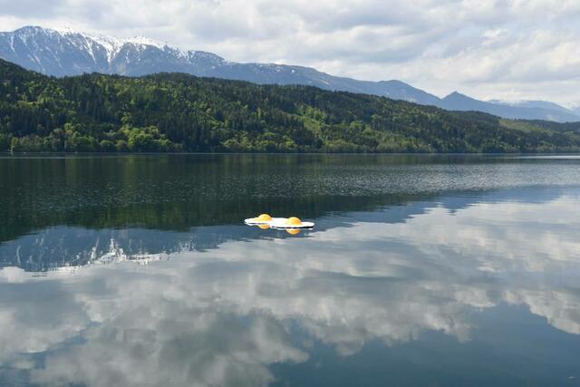 Ein Objekt von Gert Resinger schwimmt auf dem Millstätter See | Foto: kk
