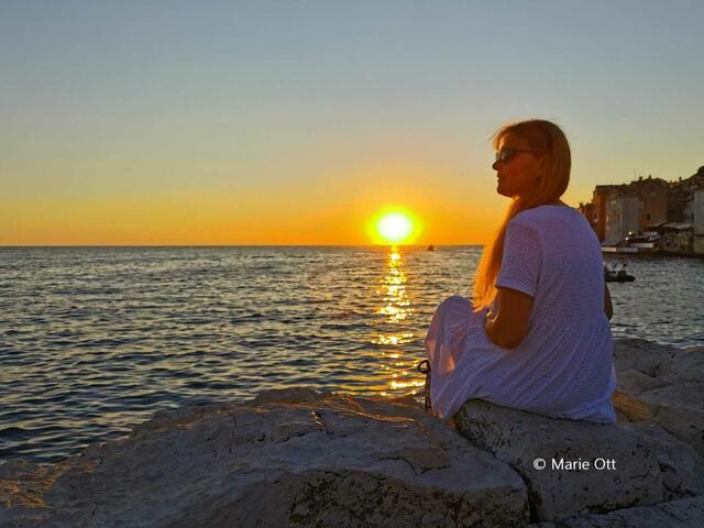 Die Sonne versinkt im Meer