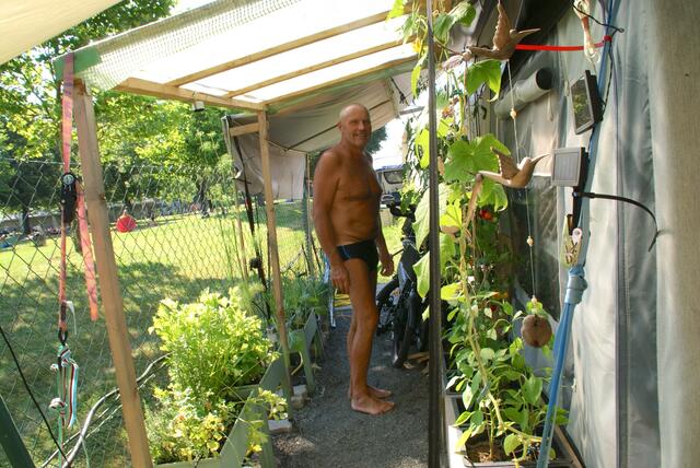 Sepp Wildlinger in seinem Gemüsegarten. | Foto: Anna Kaufmann