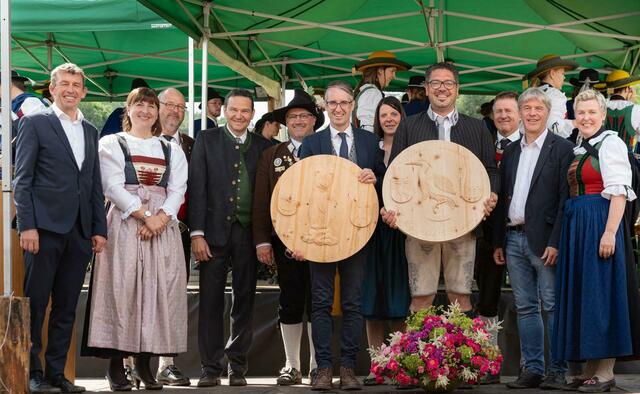 Feierliche Übergabe: Die kunstvoll gestalteten Holzscheiben symbolisieren 40 Jahre erfolgreiche Partnerschaft zwischen Fritzens und Natz-Schabs. | Foto: privat