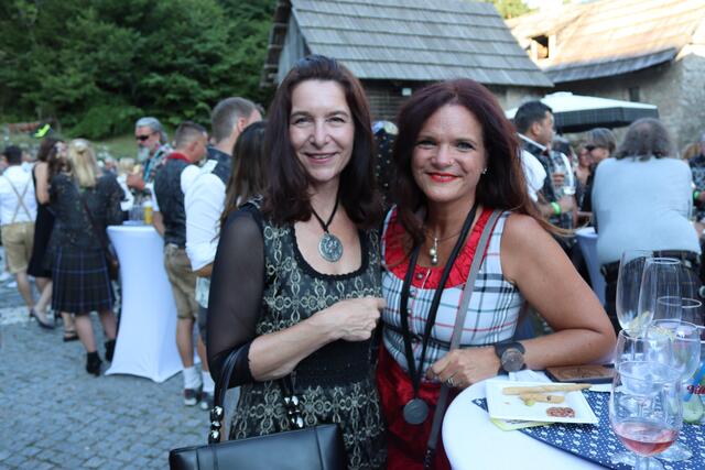 Sabine (r.) und Freundin Natascha in fescher Rettl-Tracht.  | Foto: MeinBezirk.at