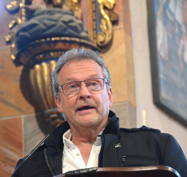 Sepp Pleikner eröffnete die KunstNacht in der Stiftskirche