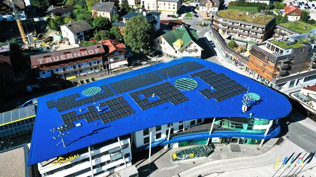 Jede Fläche wird sinnvoll genutzt: In Zusammenarbeit mit Unternehmen werden die Dächer von Betriebsgebäuden mit PV-Anlagen ausgestattet. | Foto: Maximilian Kollau