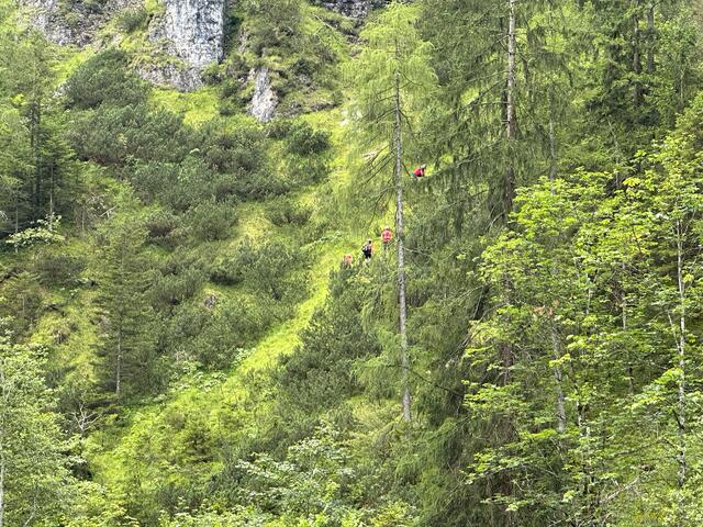 Der Mann stürzte ersten Erkenntnissen zufolge 100m in den Tod.  | Foto: Zoom-Tirol