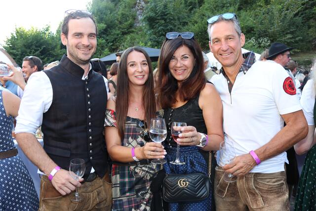 Dietmar Karl (r.), Baumschule Karl mit Frau Tanja und Freunden hatten großen Spaß beim Kirchtag. | Foto: MeinBezirk.at