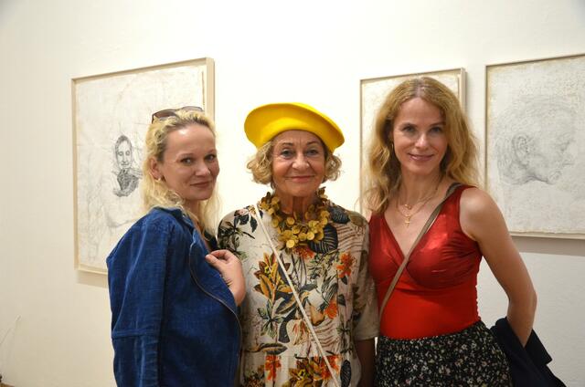 Margarete Miklautz (Mitte) mit Aleks Polonskaja aus Estland und Ewa Jaczynskas, Polen 
