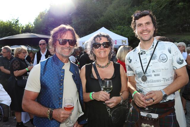 Hubert Marko (l.), Aufsichtsratsvorsitzender des Stadtmarketings und Geschäftsführer Blumen Moser gemeinsam mit Thomas Wiegele (r.), drive Wiegele, besuchten auch den Rettl Romantik Kirchtag. | Foto: MeinBezirk.at