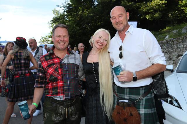 Sylvana Sauerschnig (Mitte) und Ehemann Boris Mikula (r.) waren auch vor Ort und genossen den Abend. | Foto: MeinBezirk.at