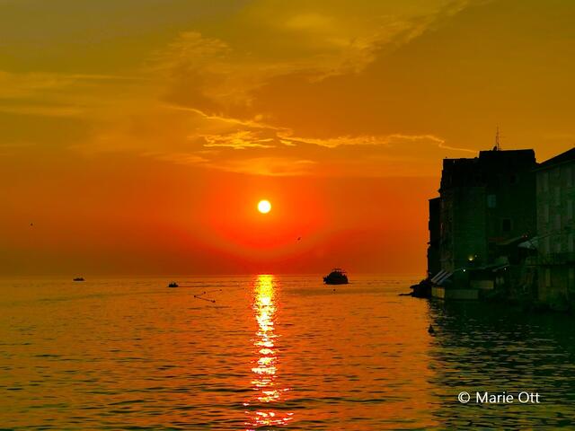 Blutroter Sonnenuntergang am Meer