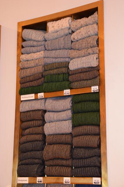 Hangestrickte Trachtenstutzen in allen gängigen Größen aus feinster Wolle in bester Qualität werden im Meindl  Authentic  Luxury Store angeboten.  | Foto: Maria Astner-Meißnitzer