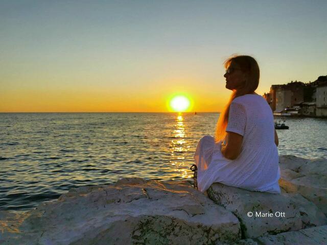 Das Glitzern der Sonne am Meer