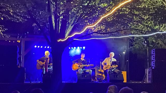 Die drei Vollblutmusiker Ulli Bäer, Matthias Kempf und Andy Baum sorgten am Hof der Familie Deutschmann  für Top Unterhaltung.