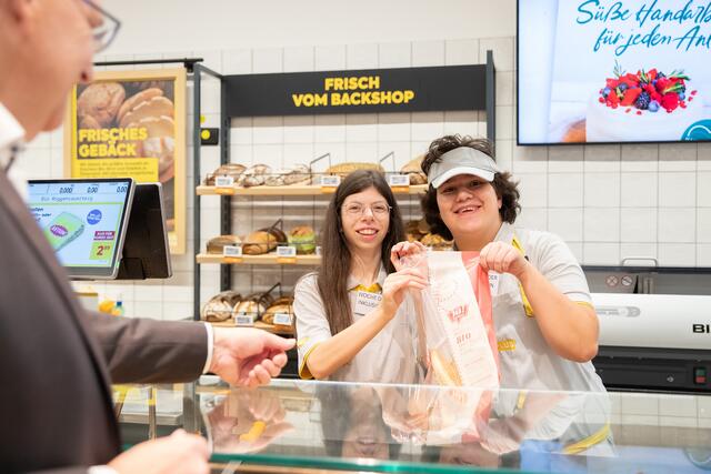 Die Teilnehmer:innen durften während der Inklusionswoche in allen Bereichen der Billa Plus Filiale in Enns mit anpacken. | Foto: Land OÖ/Daniela Sternberger