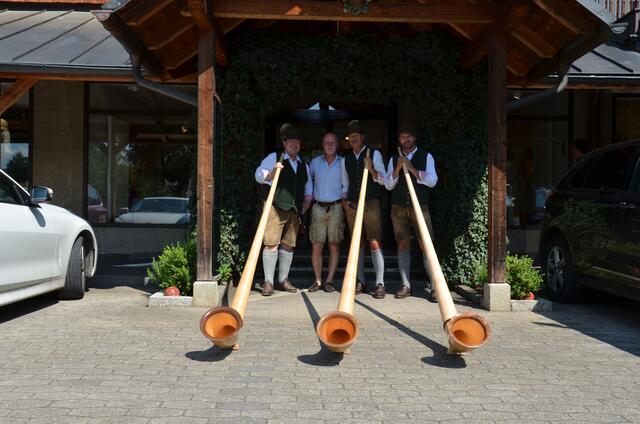 Die Astberger Alphornbläser spielten für Firmenchef Markus Meindl und sein Team ein Ständchen vor dem Hauptgeschäft in Kirchanschöring/Deutschland.  | Foto: Maria Astner-Meißnitzer