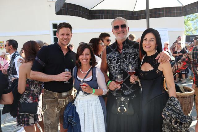 Altprinz und Skoda Lindner-Geschäftsführer Heinz Gossmann (Zweiter von rechts) feierte gemeinsam mit seiner Frau und Freunden den Rettl Romantik Kirchtag. | Foto: MeinBezirk.at