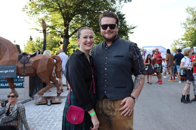 Nina-Madeleine und Martin genossen den schönen Abend beim Rettl Romantik Kirchtag.  | Foto: MeinBezirk.at